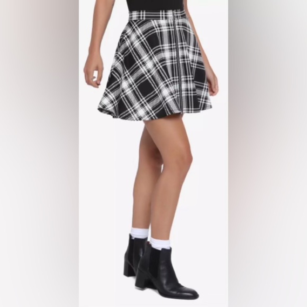 HOT TOPIC BLACK/WHITE PLAID O-RING SKATER SKIRT. Sz. Sm. FUN, FLIRTY, COMFY